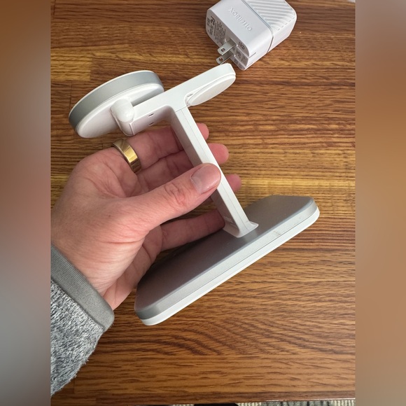 Otterbox 2-in-1 Charging Station with MagSafe - Picture 5 of 9
